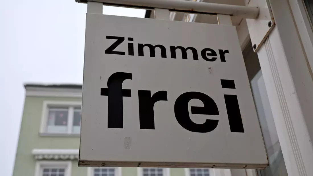 Ein Schild «Zimmer frei»: Wie steht es aktuell um die Übernachtungszahlen in der Hotellerie? - Bild: Bernd Wüstneck/dpa
