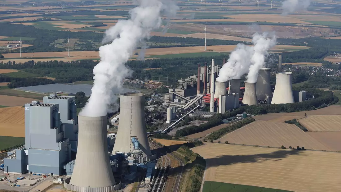 Das RWE-Braunkohlekraftwerk Neurath I und II in Grevenbroich-Neurath: Deutschland darf dem Energiekonzern RWE 2,6 Milliarden Euro staatliche Hilfe für den Kohleausstieg zahlen. - Bild: Oliver Berg/dpa