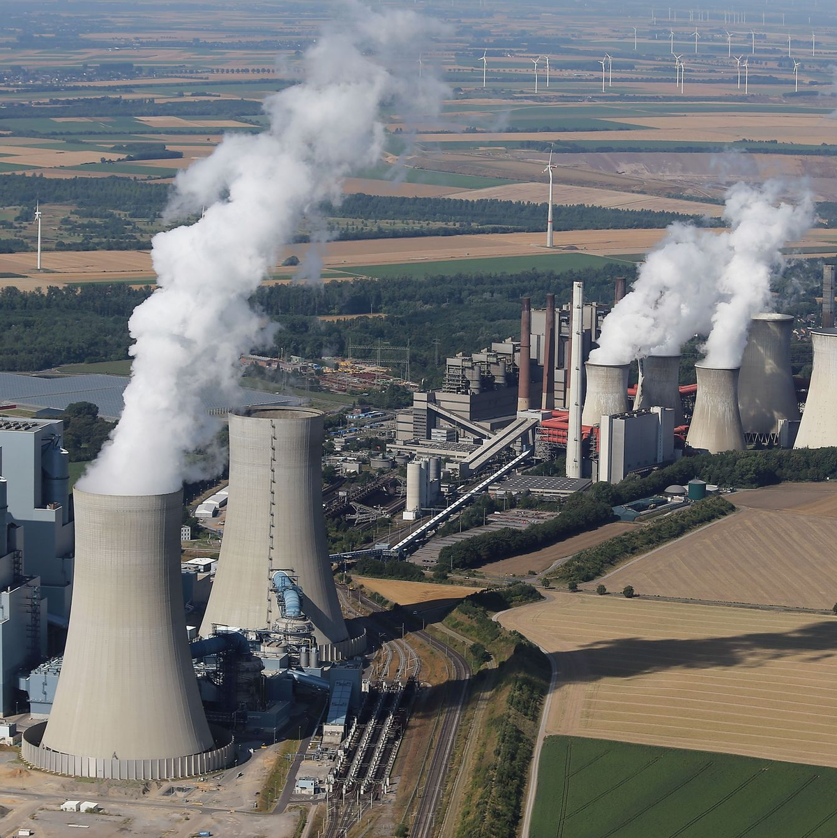 Das RWE-Braunkohlekraftwerk Neurath I und II in Grevenbroich-Neurath: Deutschland darf dem Energiekonzern RWE 2,6 Milliarden Euro staatliche Hilfe für den Kohleausstieg zahlen. - Foto: Oliver Berg/dpa