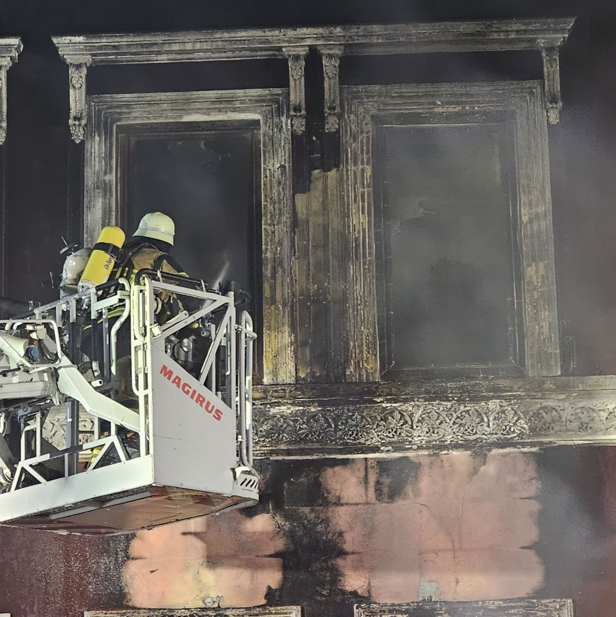 Das Mehrfamilienhaus in Essen stand nach der Explosion in Flammen. - Foto: Markus Gayk/dpa