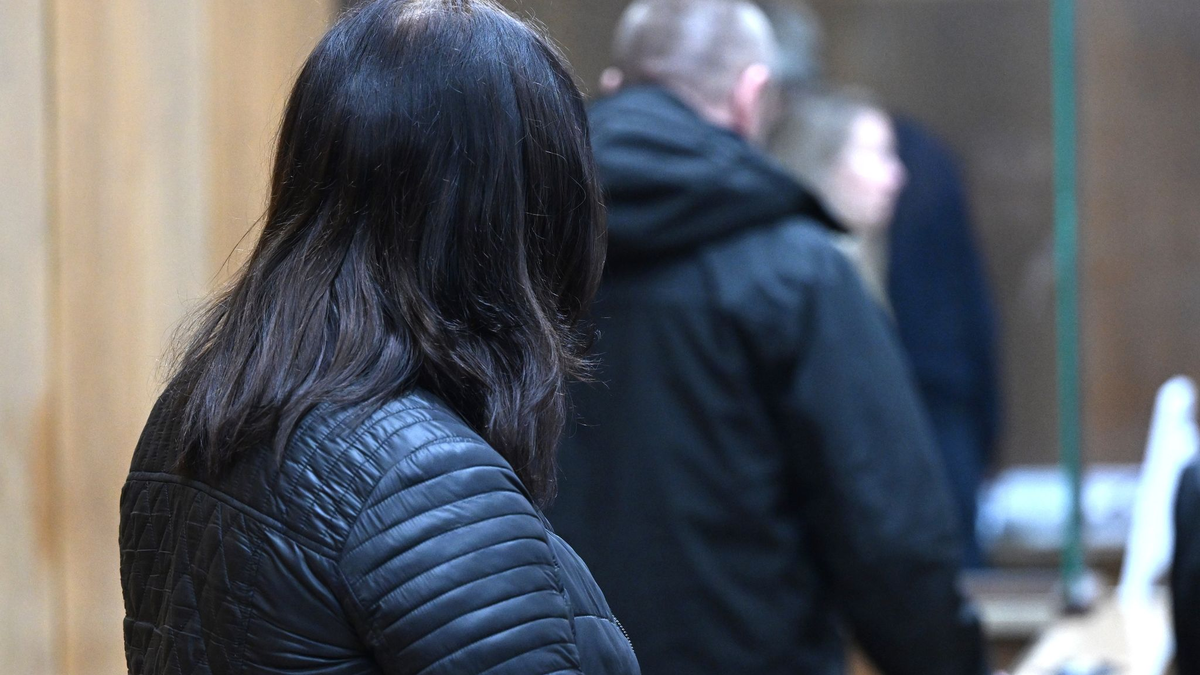 Die beiden Angeklagten vor der Urteilsverkündung im Gerichtssaal im Landgericht Hannover. - Foto: Philip Dulian/dpa