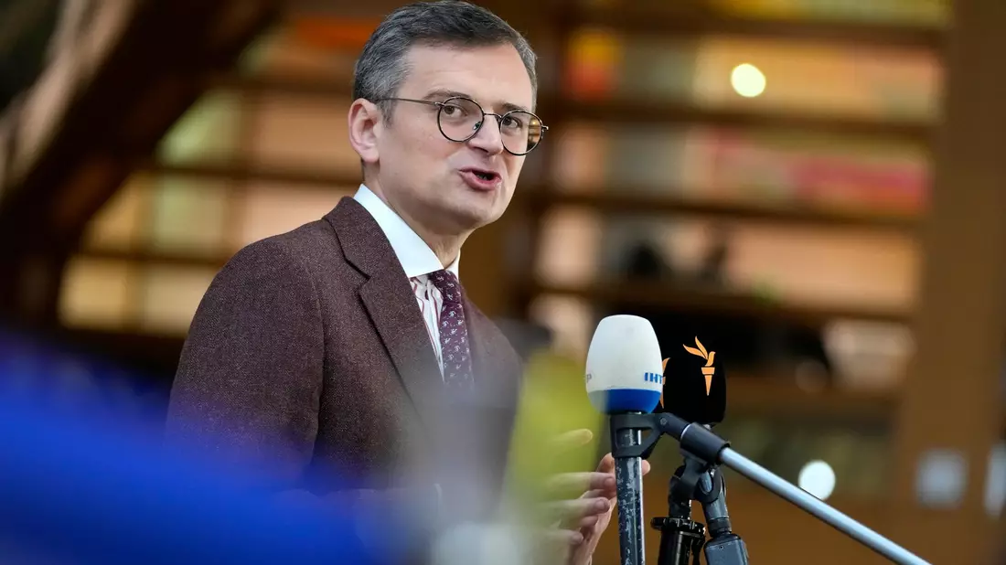 Wenn es keine positive Entscheidung gebe, wäre dies äußerst demotivierend für die Menschen in der Ukraine, warnte Außenminister Dmytro Kuleba in Brüssel. - Bild: Virginia Mayo/AP/dpa