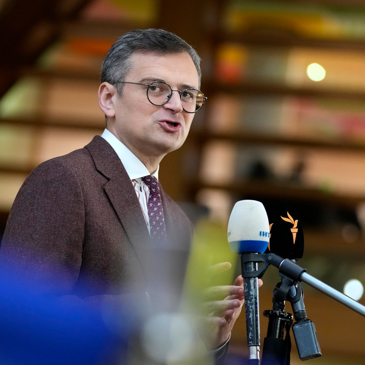 Wenn es keine positive Entscheidung gebe, wäre dies äußerst demotivierend für die Menschen in der Ukraine, warnte Außenminister Dmytro Kuleba in Brüssel. - Foto: Virginia Mayo/AP/dpa