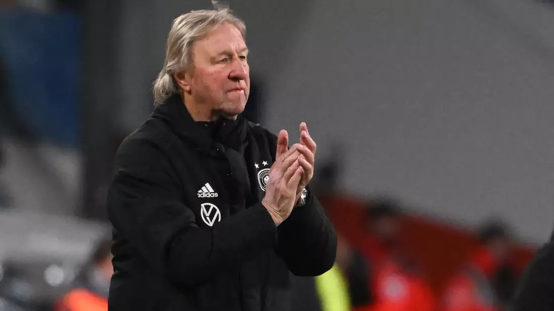 Trifft mit Deutschlands Fußballerinnen auf Frankreich: Horst Hrubesch. - Bild: Sebastian Gollnow/dpa