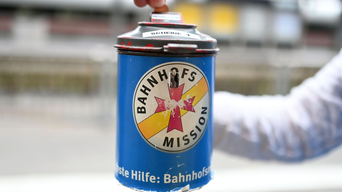 In Deutschland gehen die Zahl der Spender und das Spendenvolumen zurück. - Foto: Uli Deck/dpa