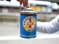 In Deutschland gehen die Zahl der Spender und das Spendenvolumen zurück. - Foto: Uli Deck/dpa