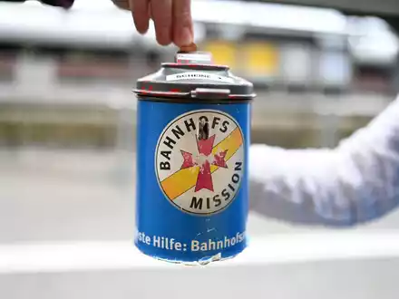 In Deutschland gehen die Zahl der Spender und das Spendenvolumen zurück. - Foto: Uli Deck/dpa