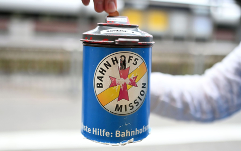 In Deutschland gehen die Zahl der Spender und das Spendenvolumen zurück. - Foto: Uli Deck/dpa