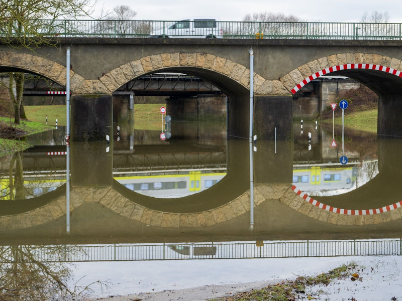 An der Schmutter in Donauwörth ist kurz vor der Mündung in die Donau eine Straße überflutet. - Foto: Stefan Puchner/dpa