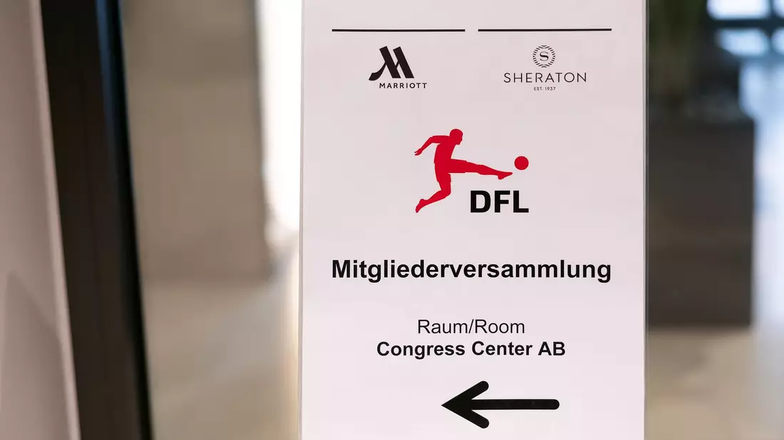 Die Deutsche Fußball Liga hat offenbar die notwendige Zustimmung für den geplanten Einstieg eines Investors erhalten. - Bild: Jürgen Kessler/dpa