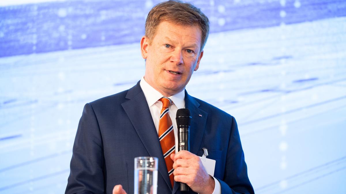 Richard Lutz, Vorstandsvorsitzender der Deutschen Bahn AG, spricht im September beim  Schienengipfel in Frankfurt. - Foto: Lando Hass/dpa