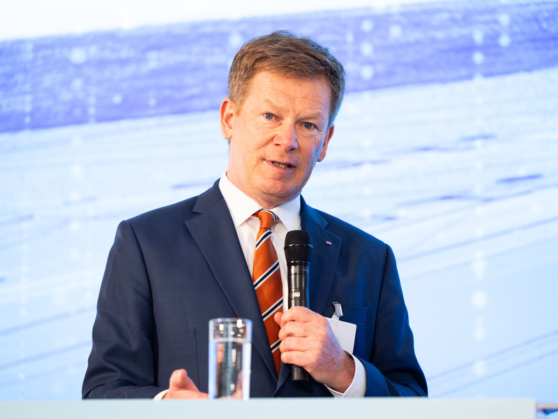 Richard Lutz, Vorstandsvorsitzender der Deutschen Bahn AG, spricht im September beim  Schienengipfel in Frankfurt. - Foto: Lando Hass/dpa