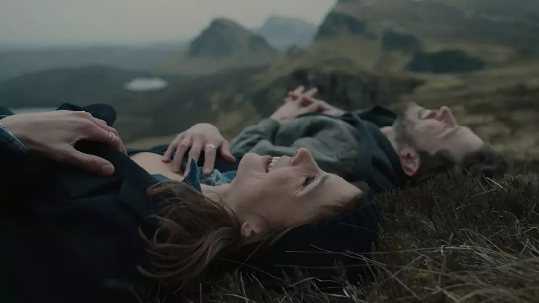 Aylin Tezel als Kira und Chris Fulton als Ian in einer Szene des Films «Falling Into Place». - Bild: Julian Krubasik/Port au Prince Pictures/dpa