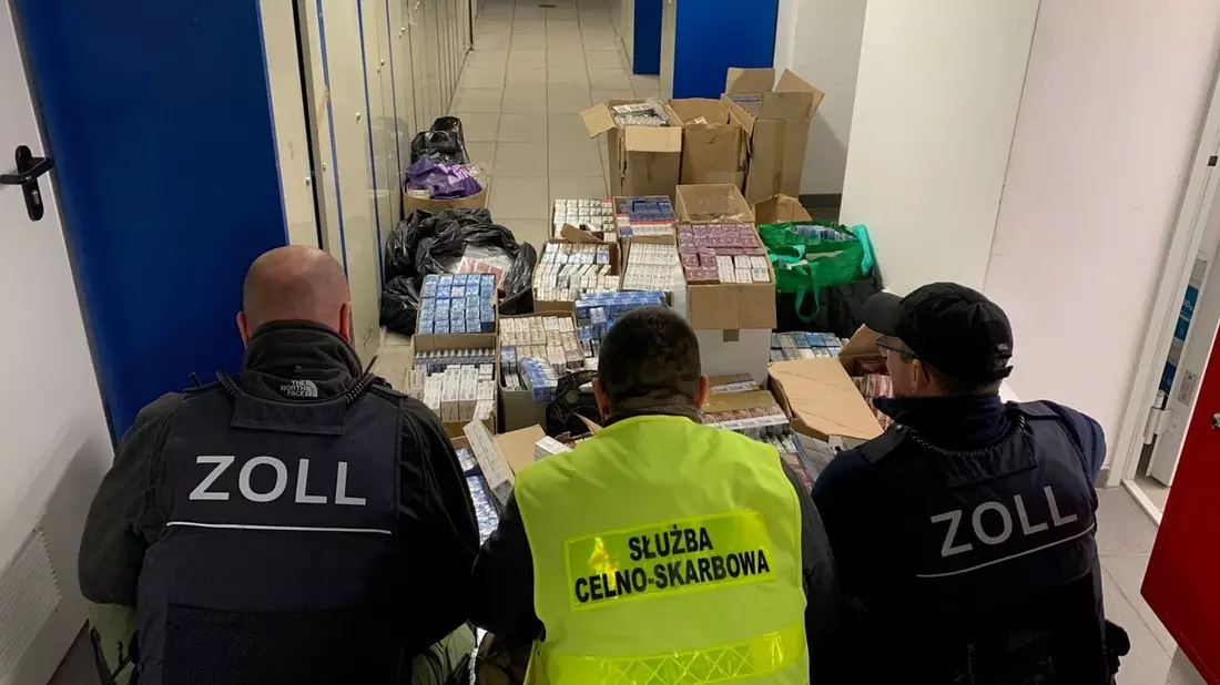 HZA-DD: Zigaretten, Tabak und Utensilien professioneller Autodiebe/ Gemeinsame Zollkontrolle auf polnischem Einkaufsmarkt - Bild: presseportal.de