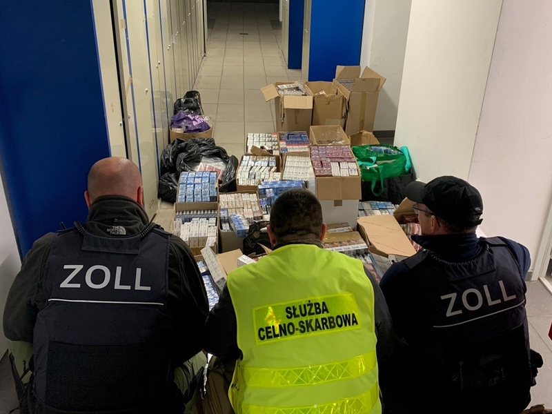 HZA-DD: Zigaretten, Tabak und Utensilien professioneller Autodiebe/ Gemeinsame Zollkontrolle auf polnischem Einkaufsmarkt - Foto: presseportal.de
