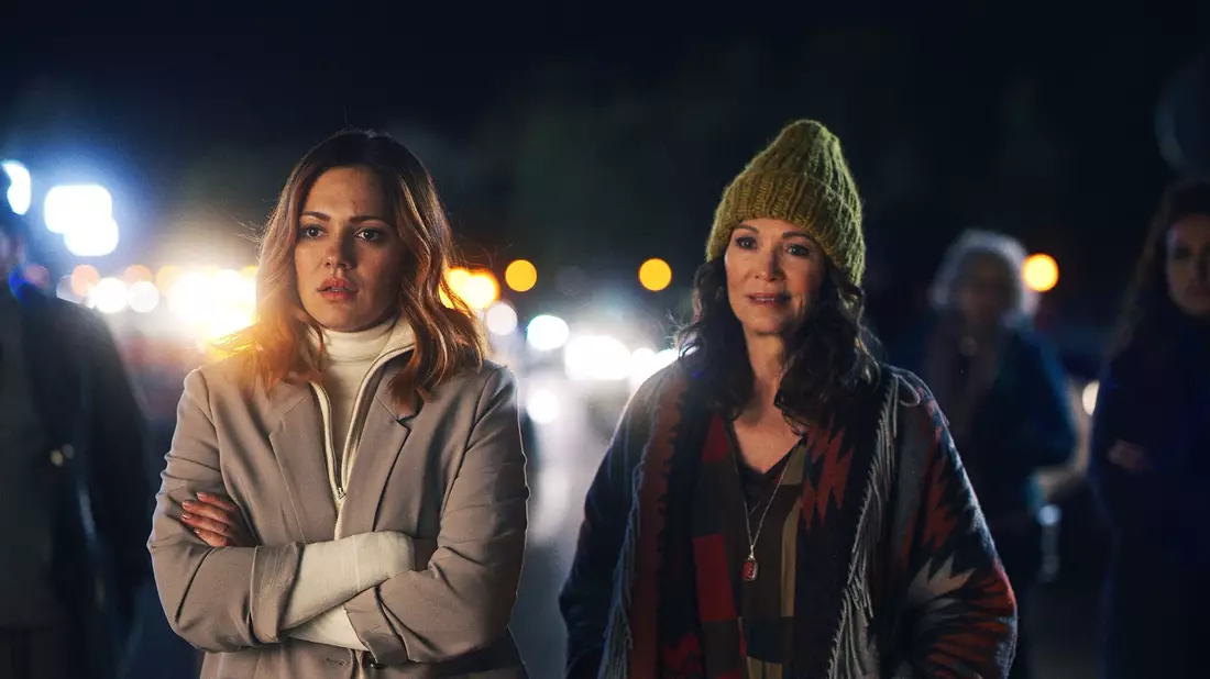 Iris Berben (r) als Marianne und Nilam Farooq  als Tiana in «791 km»: Die beiden müssen dringend nach Hamburg. - Bild: -/PANTALEON Films/dpa