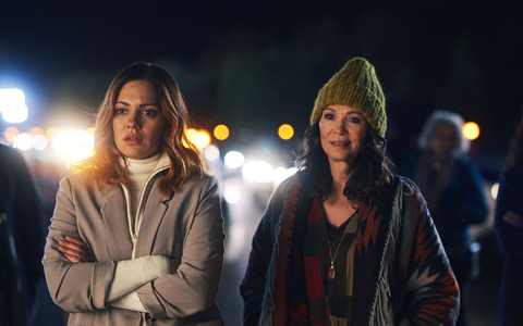 Iris Berben (r) als Marianne und Nilam Farooq  als Tiana in «791 km»: Die beiden müssen dringend nach Hamburg. - Foto: -/PANTALEON Films/dpa