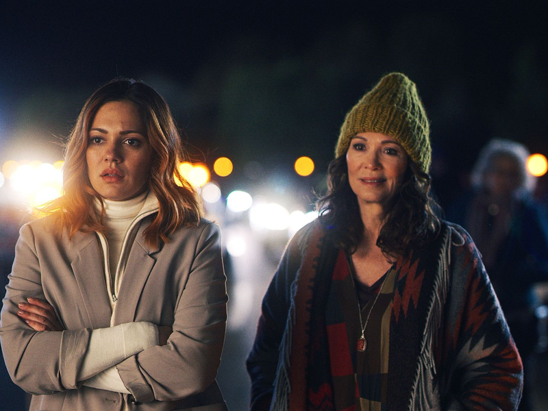 Iris Berben (r) als Marianne und Nilam Farooq  als Tiana in «791 km»: Die beiden müssen dringend nach Hamburg. - Foto: -/PANTALEON Films/dpa