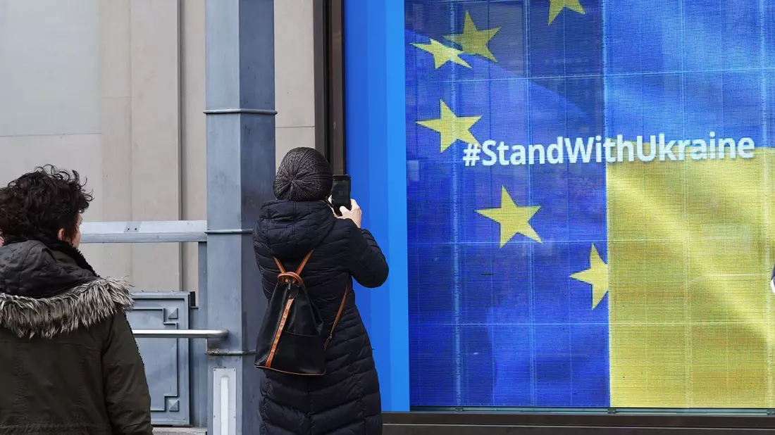 Hält die Unterstützung der Europäischen Union für die Ukraine auch fast zwei Jahre nach Kriegsbeginn? - Bild: Joerg Carstensen/dpa