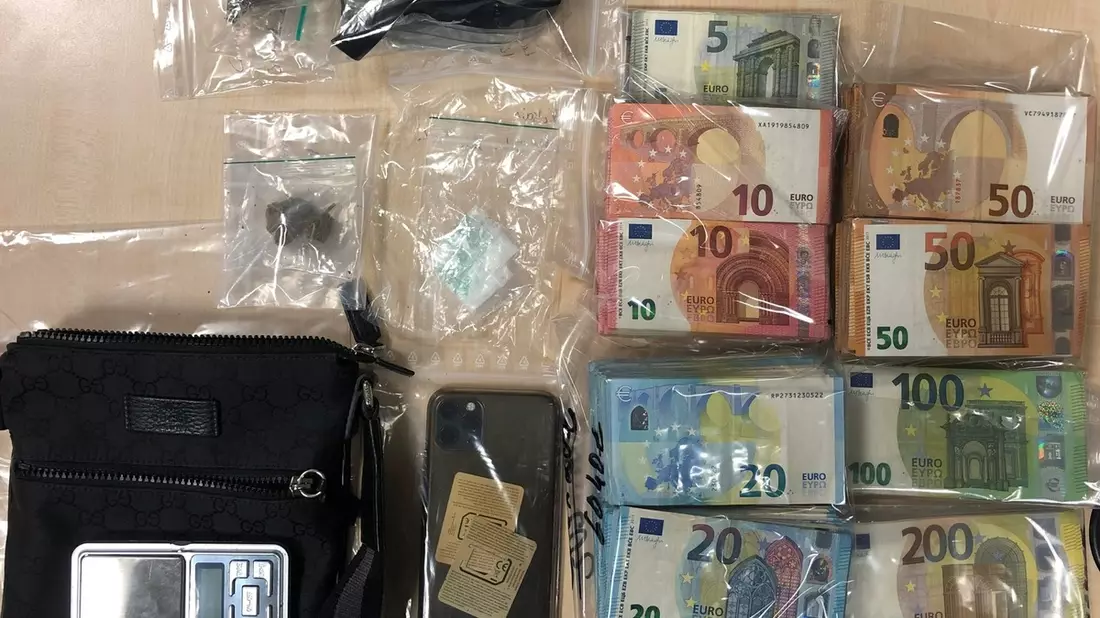 POL-K: 231211-2-K Kontrolle am Neumarkt - Bargeld und Drogen sichergestellt - Bild: presseportal.de