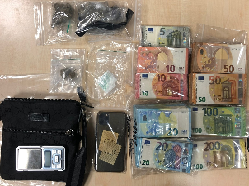 POL-K: 231211-2-K Kontrolle am Neumarkt - Bargeld und Drogen sichergestellt - Foto: presseportal.de