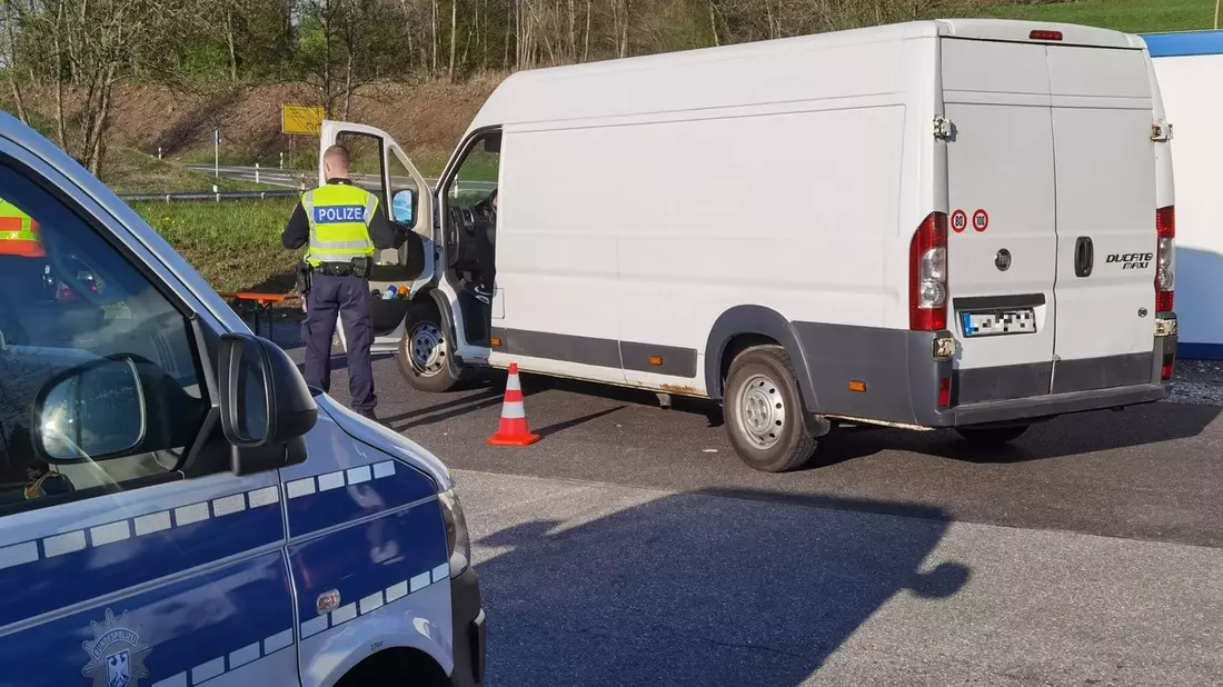 Bundespolizeidirektion München: Neun Monate nach Abschiebung vor Gericht/ Bundespolizei ertappt drei kamerunische Asylbewerber - Bild: presseportal.de