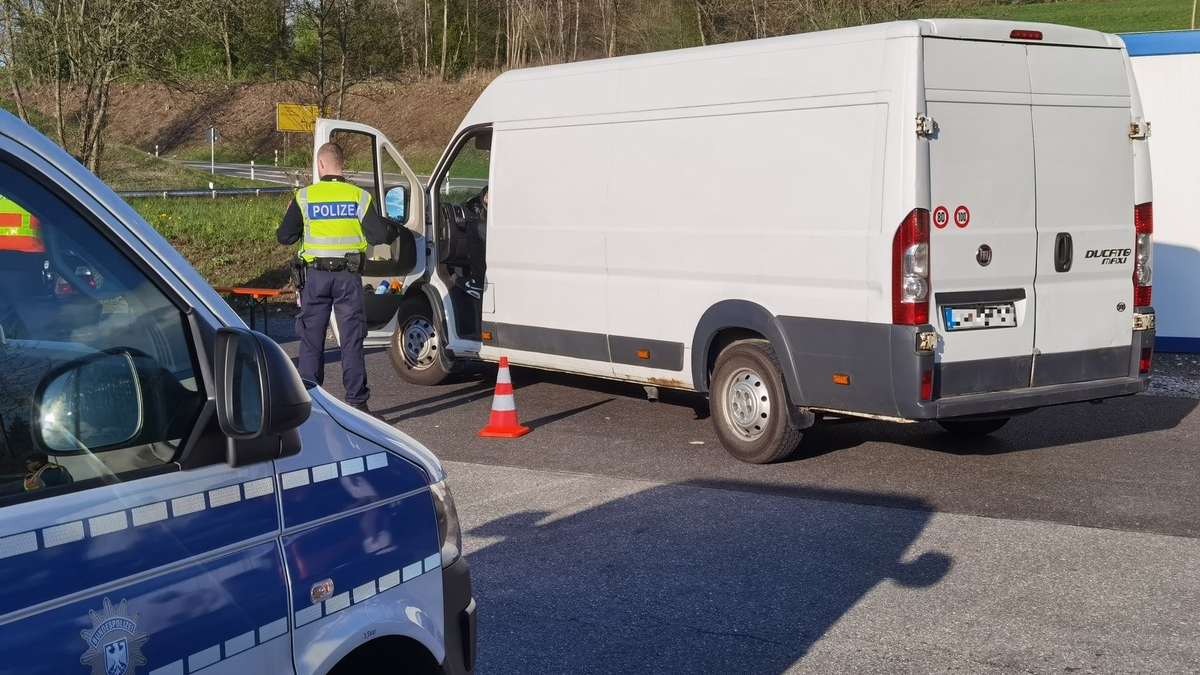 Bundespolizeidirektion München: Neun Monate nach Abschiebung vor Gericht/ Bundespolizei ertappt drei kamerunische Asylbewerber - Foto: presseportal.de