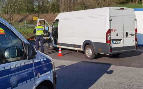 Bundespolizeidirektion München: Neun Monate nach Abschiebung vor Gericht/ Bundespolizei ertappt drei kamerunische Asylbewerber - Foto: presseportal.de