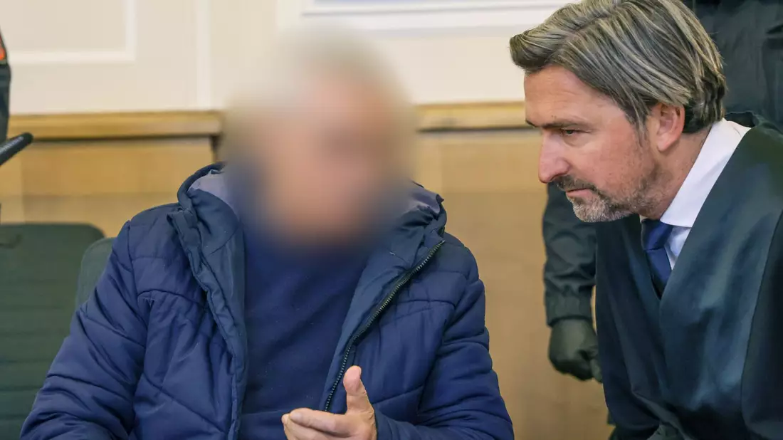 Der 82-jährige Angeklagte neben seinem Verteidiger im Landgericht Osnabrück. - Bild: Focke Strangmann/dpa