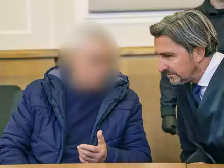 Der 82-jährige Angeklagte neben seinem Verteidiger im Landgericht Osnabrück. - Foto: Focke Strangmann/dpa