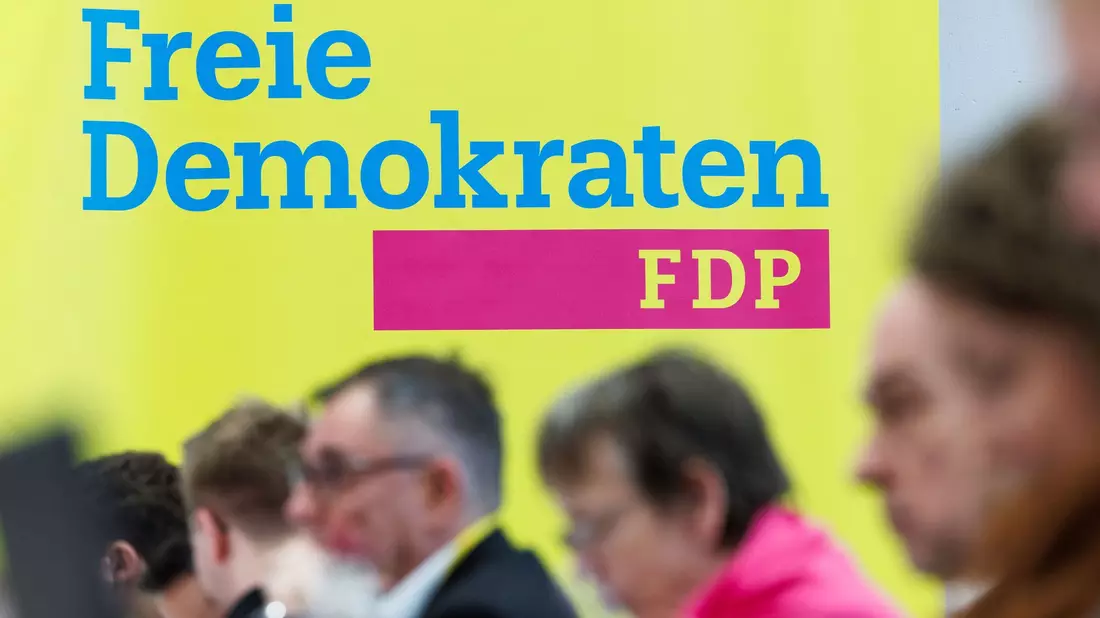 «Soll die FDP die Koalition mit SPD und Grünen als Teil der Bundesregierung beenden?» - Diese Frage sollen nun die FDP-Mitglieder beantworten. - Bild: Friso Gentsch/dpa