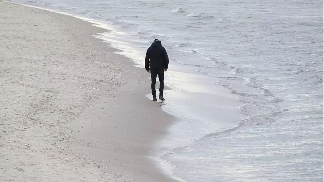 Mann allein am Strand - Bild: über dts Nachrichtenagentur