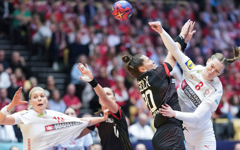 Die DHB-Frauen um Emily Bölk (2.v.r.) mussten sich DÀnemark geschlagen geben. - Foto: Claus Fisker/Ritzau Scanpix Foto/AP/dpa Die DHB-Frauen um Emily Bölk (2.v.r.) mussten sich DÀnemark geschlagen geben. - Foto: Claus Fisker/Ritzau Scanpix Foto/AP/dpa