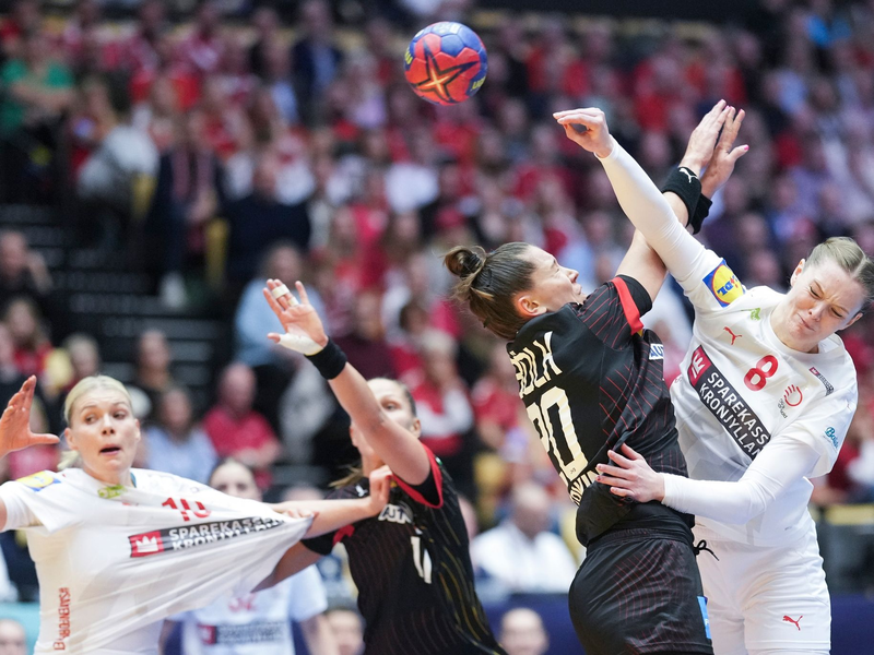 Die DHB-Frauen um Emily Bölk (2.v.r.) mussten sich Dänemark geschlagen geben. - Foto: Claus Fisker/Ritzau Scanpix Foto/AP/dpa