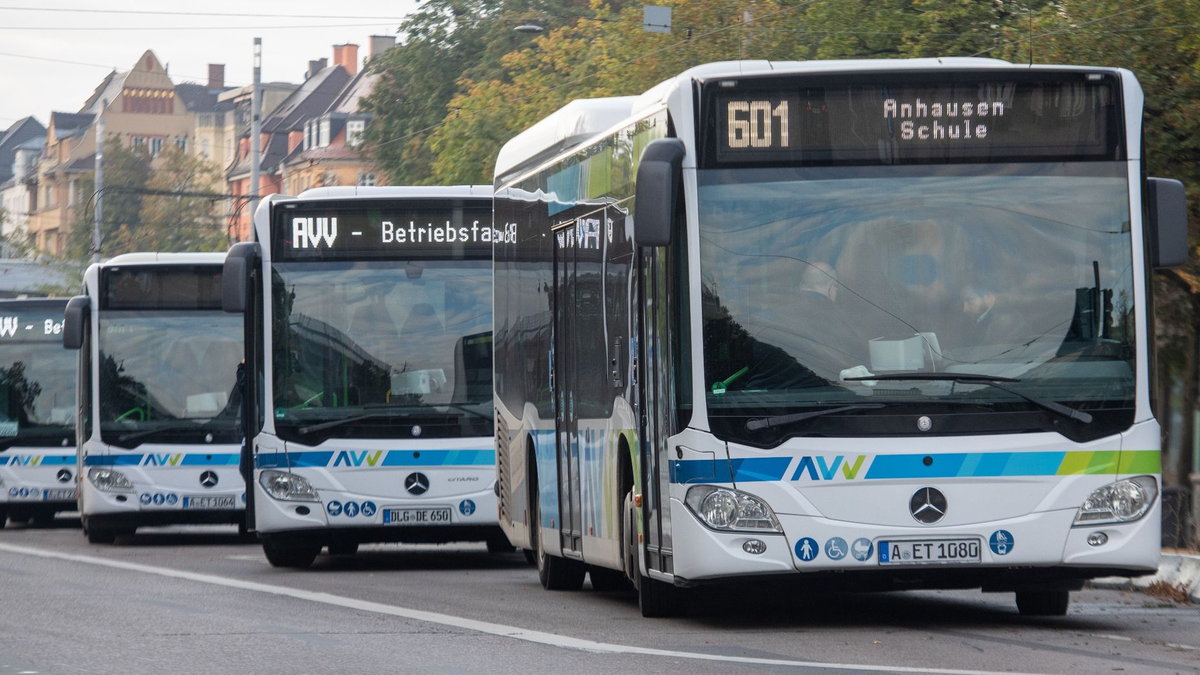 Der Augsburger Verkehrs- und Tarifverbund hebt seine Preise um durchschnittlich 12,7 Prozent an. - Foto: Stefan Puchner/dpa