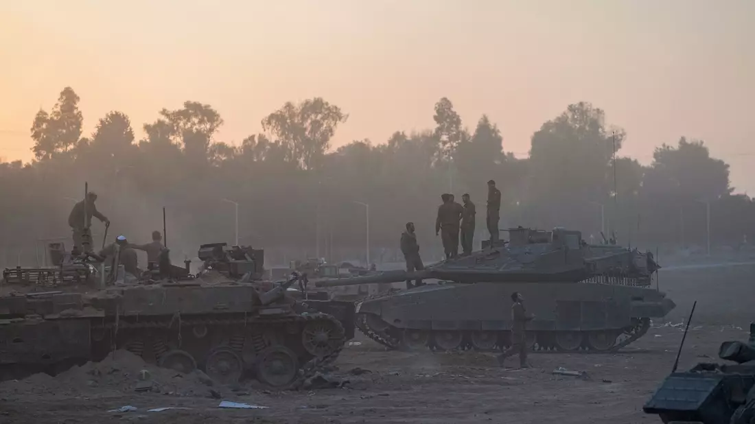 Rauch steigt nach einem israelischen Bombardement im Gazastreifen auf. - Bild: Ohad Zwigenberg/AP/dpa