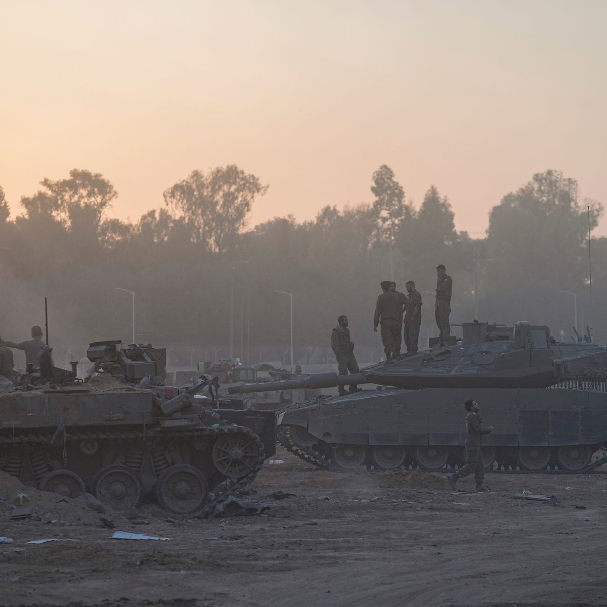 Soldaten der israelischen Armee begeben sich nahe der Grenze zum Gazastreifen in Stellung. - Foto: Ohad Zwigenberg/AP/dpa