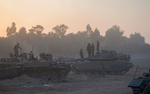 Soldaten der israelischen Armee begeben sich nahe der Grenze zum Gazastreifen in Stellung. - Foto: Ohad Zwigenberg/AP/dpa