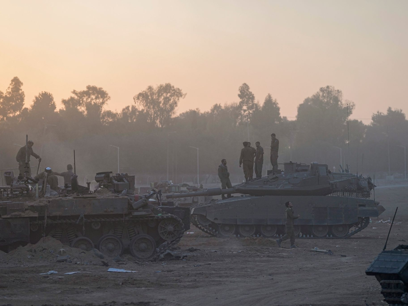 Soldaten der israelischen Armee begeben sich nahe der Grenze zum Gazastreifen in Stellung. - Foto: Ohad Zwigenberg/AP/dpa