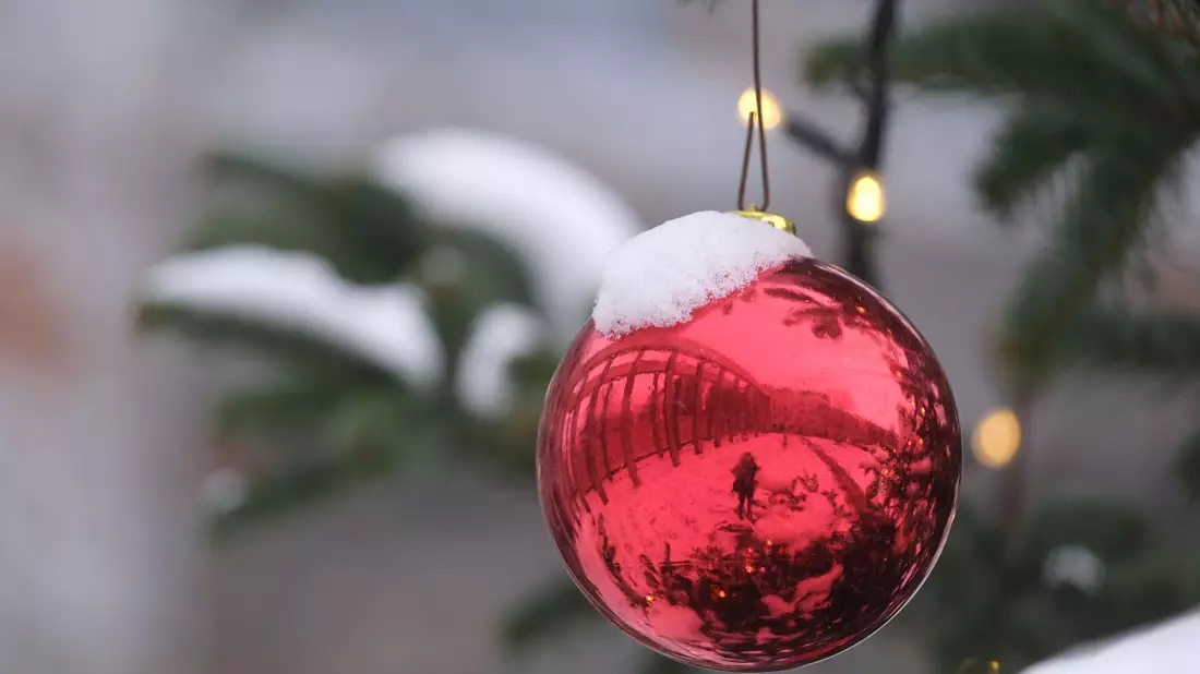 Für viele sind weiße Weihnachten eine Idealvorstellung. - Bild: Sebastian Willnow/dpa