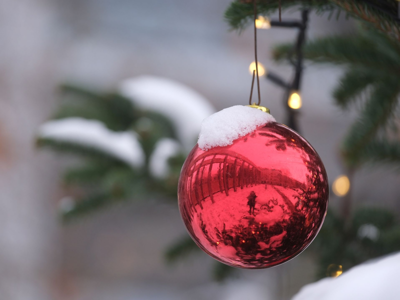 Für viele sind weiße Weihnachten eine Idealvorstellung. - Foto: Sebastian Willnow/dpa