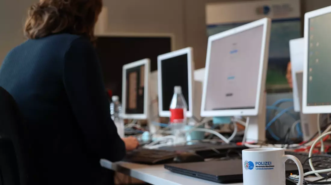Blick in einen Raum des Landeskriminalamts Nordrhein-Westfalen: Bei einer Aktion gegen sogenanntes Cybergrooming geben sich LKA-Mitarbeiter als Kinder aus und chatten mit Personen über Plattformen und Soziale Netzwerke. - Bild: Oliver Auster/dpa