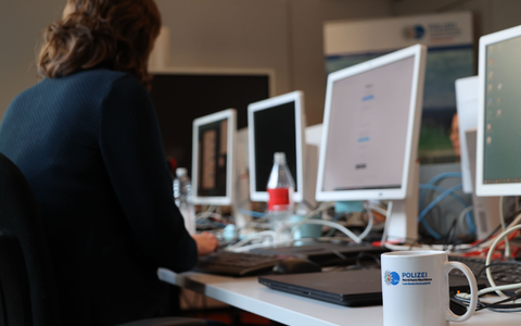 Blick in einen Raum des Landeskriminalamts Nordrhein-Westfalen: Bei einer Aktion gegen sogenanntes Cybergrooming geben sich LKA-Mitarbeiter als Kinder aus und chatten mit Personen über Plattformen und Soziale Netzwerke. - Foto: Oliver Auster/dpa