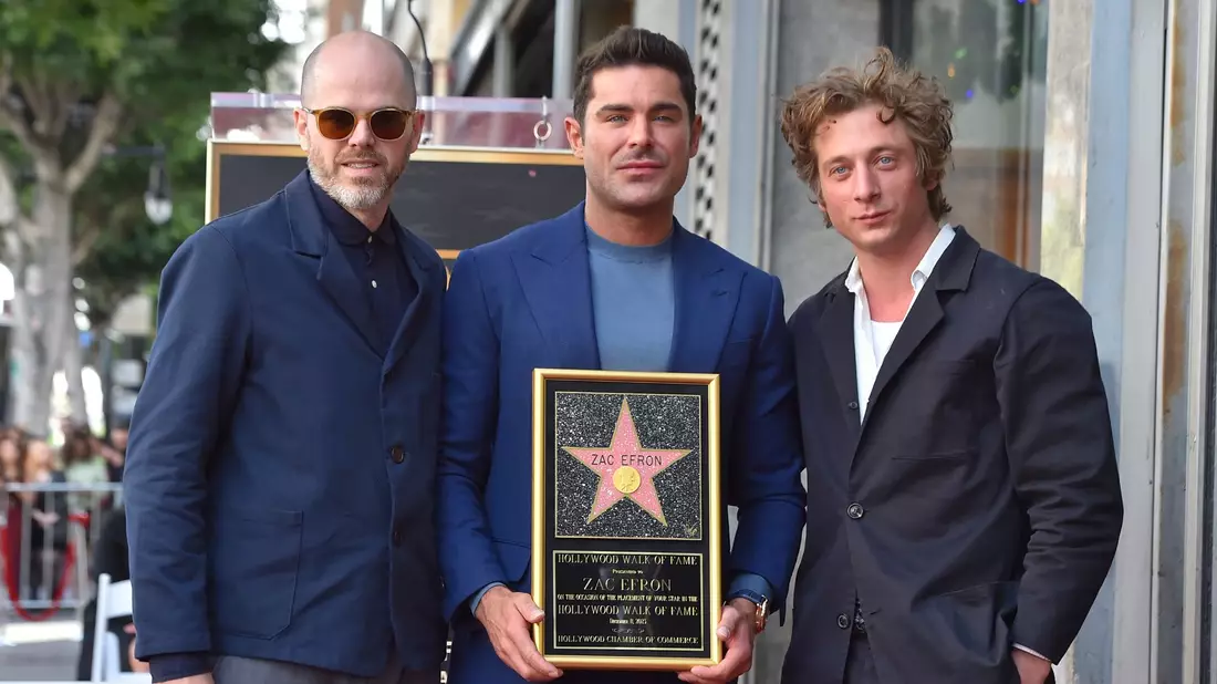 Filmregisseur Sean Durkin (l-r), Zac Efron und Schauspieler Jeremy Allen White nehmen an der Zeremonie teil. - Bild: Jordan Strauss/Invision/AP/dpa