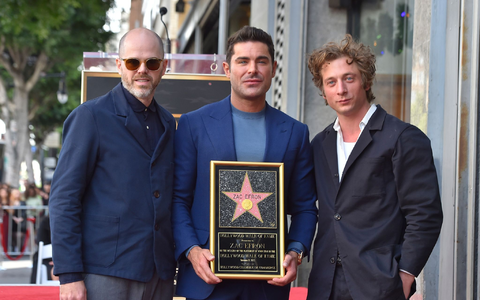 Filmregisseur Sean Durkin (l-r), Zac Efron und Schauspieler Jeremy Allen White nehmen an der Zeremonie teil. - Foto: Jordan Strauss/Invision/AP/dpa