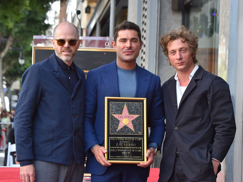 Filmregisseur Sean Durkin (l-r), Zac Efron und Schauspieler Jeremy Allen White nehmen an der Zeremonie teil. - Foto: Jordan Strauss/Invision/AP/dpa