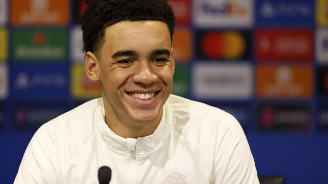 Jamal Musiala brennt auf einen Einsatz gegen Manchester United. - Bild: Richard Sellers/PA Wire/dpa