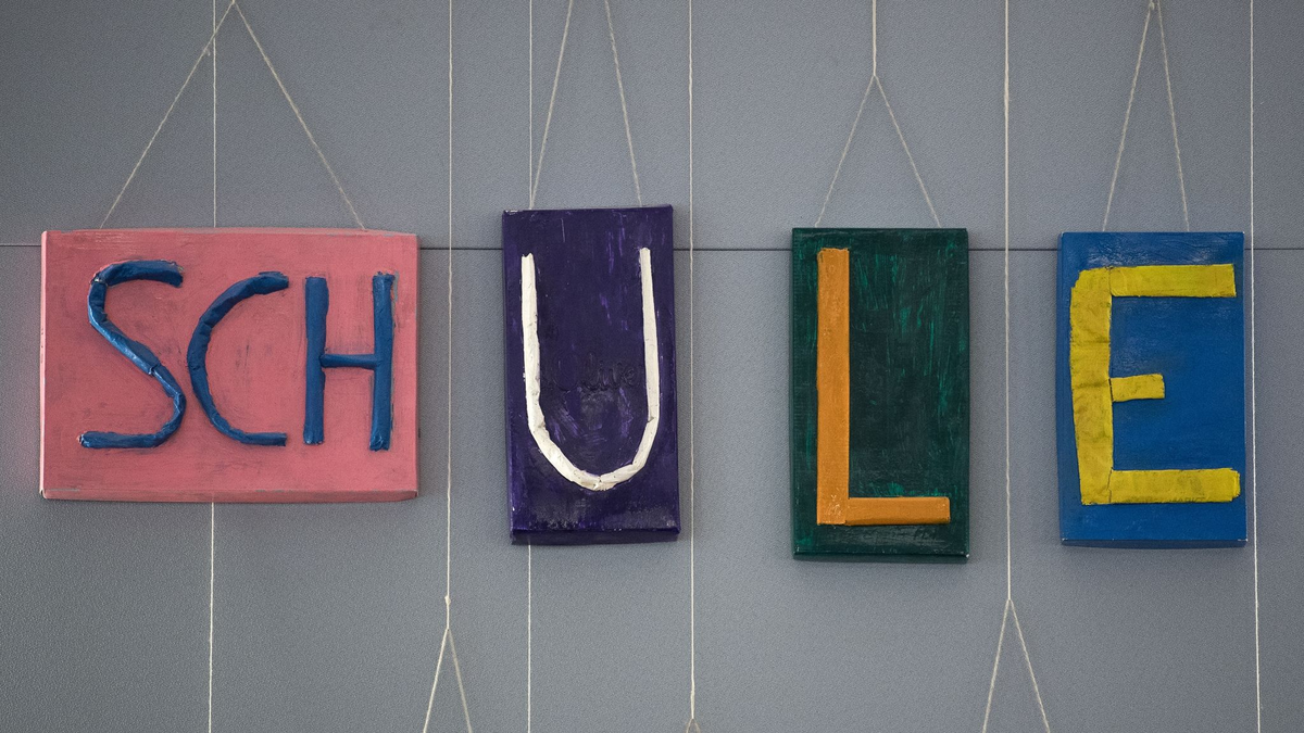 «Die meisten Fähigkeiten, wie zum Beispiel die meisten Buchstaben des Alphabets erkennen oder einige Wörter lesen zu können, sind in Deutschland schlechter ausgeprägt als im Mittel der EU», sagen Bildungsforscher. - Foto: Fabian Sommer/dpa