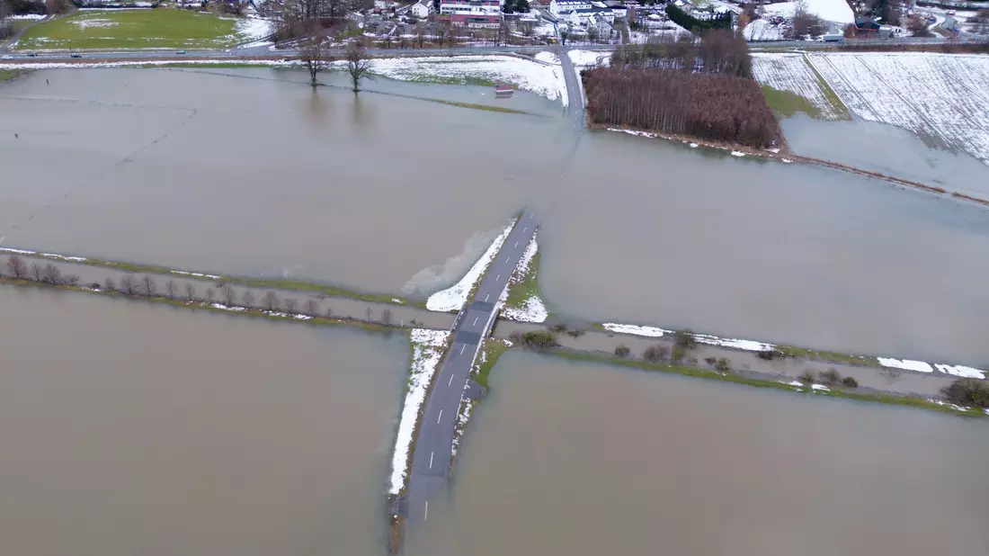 Eine Straße zwischen Achldorf und Gaindorf ist vom Hochwasser der Großen Vils überflutet. - Bild: Sven Hoppe/dpa