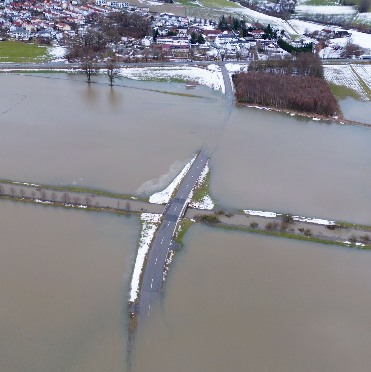 Eine Straße zwischen Achldorf und Gaindorf ist vom Hochwasser der Großen Vils überflutet. - Foto: Sven Hoppe/dpa